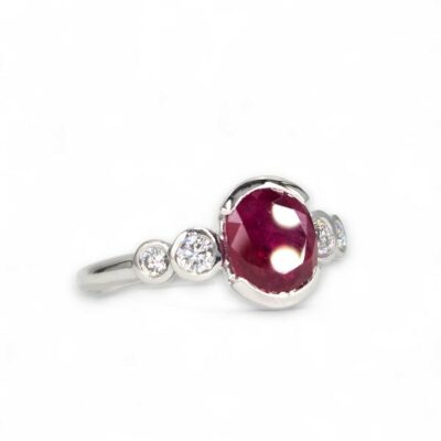 Bague Rubis serti demi clos et diamants - Création Mohedano