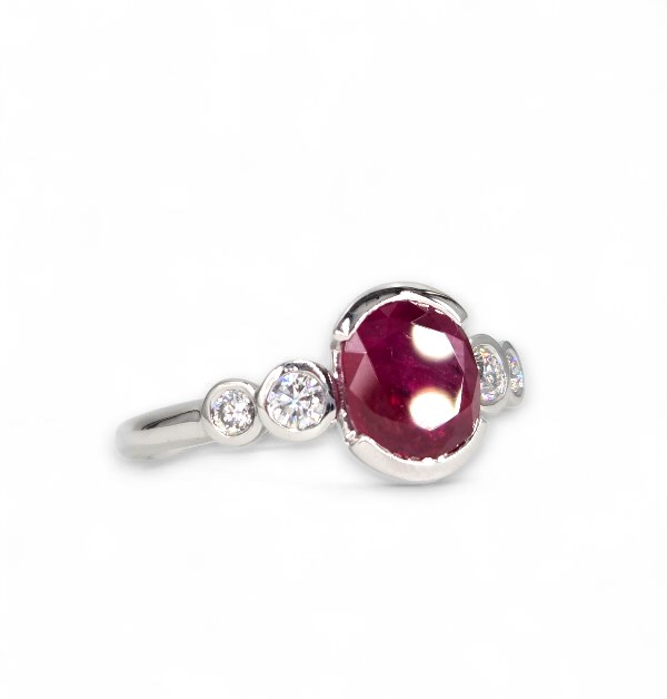 Bague Rubis serti demi clos et diamants - Création Mohedano