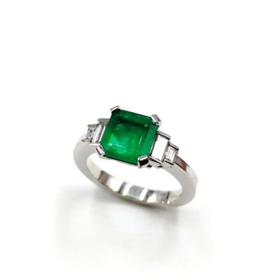 Bague Or Blanc Avec Emeraude Et Diamants