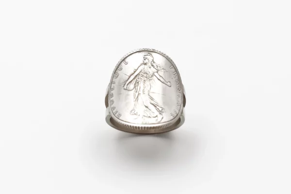 Bague Médaille Courbée sur le doigt