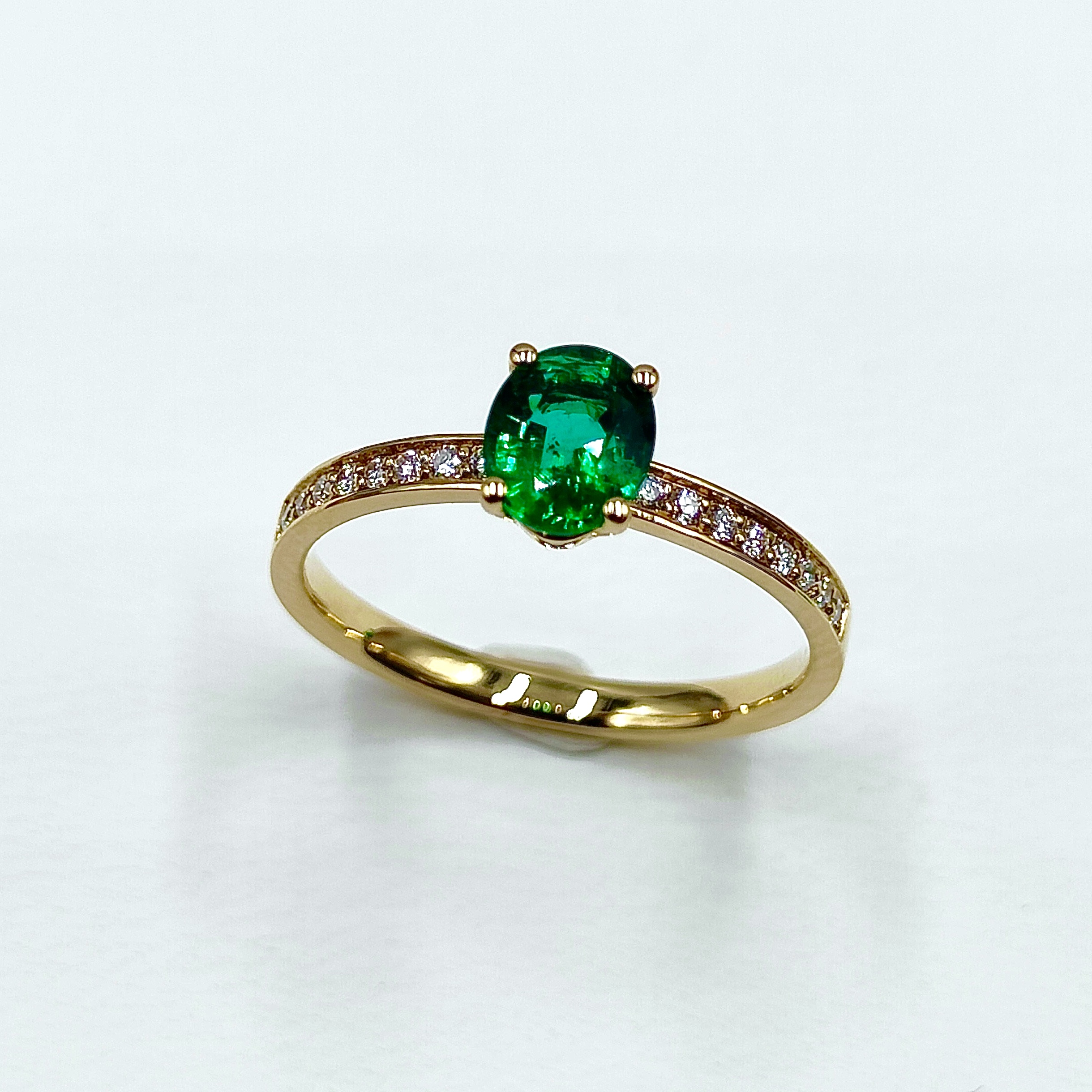 Bague or jaune émeraude et diamants