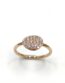 bague en or rose. La monture est de forme légèrement irrégulière, rappelant un galet poli. Elle est sertie de nombreux petits diamants blancs, densément disposés sur toute la surface de la monture.
