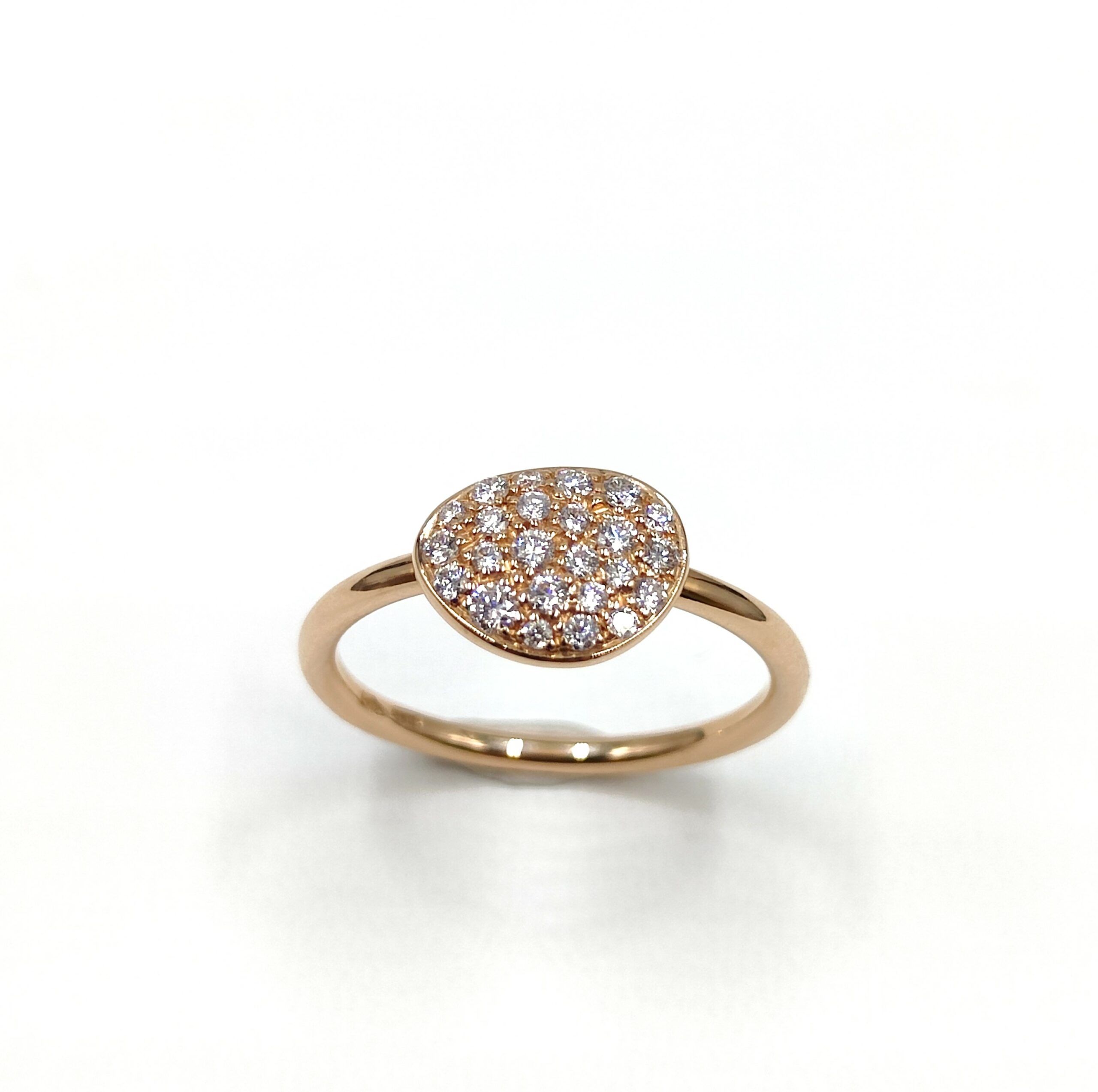 bague en or rose. La monture est de forme légèrement irrégulière, rappelant un galet poli. Elle est sertie de nombreux petits diamants blancs, densément disposés sur toute la surface de la monture.