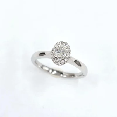 solitaire accompagné régulièrement en or blanc