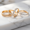 4 alliances pour femme serties de diamants posées sur un marbre blanc. il y a 2 demi tours diamants et 2 tours complet
