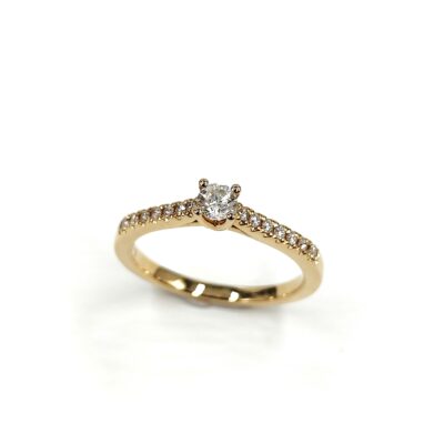 bague fiançailles en or jaune. Solitaire accompagné, serti 4 griffe et un demi tour diamant sur le corps de bague