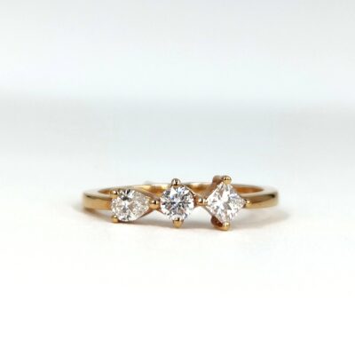 bague de fiançaille en or rose. Bague trilogie. 3 diamants avec des tailles et formes différentes