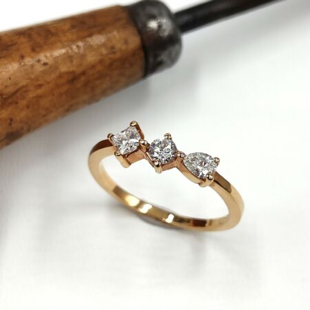 bague de fiançaille en or rose. Bague trilogie. 3 diamants avec des tailles et formes différentes