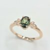 Bague en or rose avec tourmaline verte ovale et feuilles serties de diamants