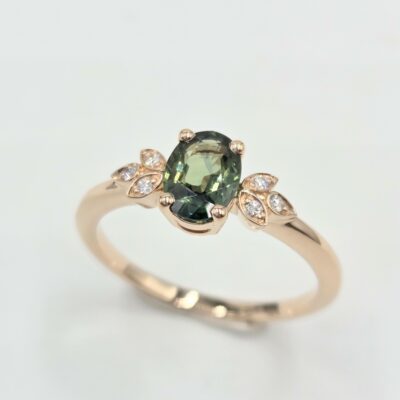 Bague en or rose avec tourmaline verte ovale et feuilles serties de diamants