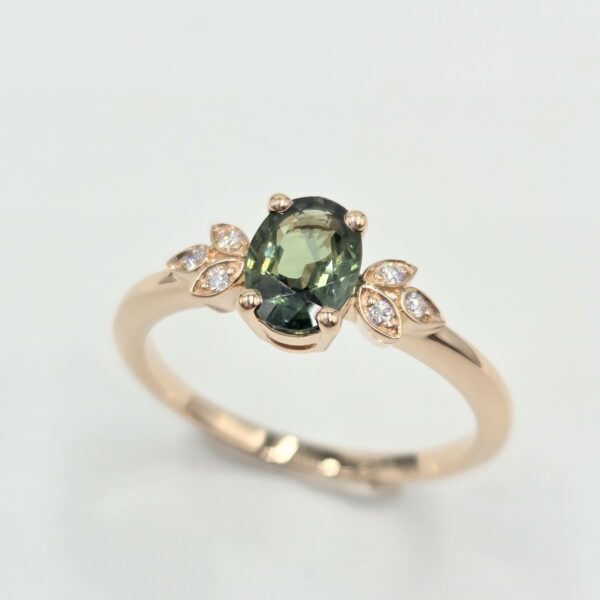 Bague en or rose avec tourmaline verte ovale et feuilles serties de diamants