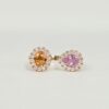 Bague ouverte en or rose avec deux saphirs de couleurs différentes sertis de diamants.