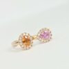 Bague ouverte en or rose avec deux saphirs de couleurs différentes sertis de diamants.