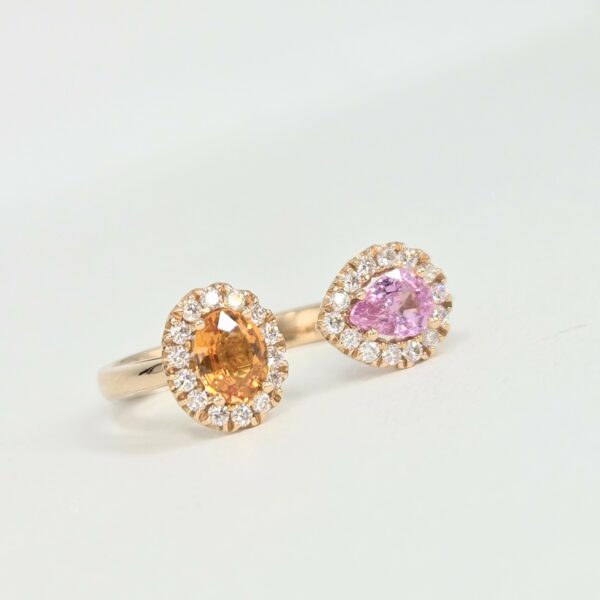Bague ouverte en or rose avec deux saphirs de couleurs différentes sertis de diamants.