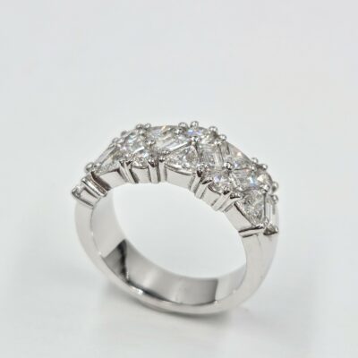Bague bandeau en or blanc sertie de diamants taille brillant, baguette et triangle.