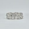 Bague bandeau en or blanc sertie de diamants taille brillant, baguette et triangle.