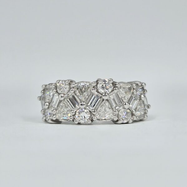 Bague bandeau en or blanc sertie de diamants taille brillant, baguette et triangle.