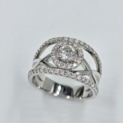 Bague en or blanc croisé avec halo de diamants et diamant central rond serti 4 griffes.