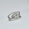 Bague en or blanc croisé avec halo de diamants et diamant central rond serti 4 griffes.