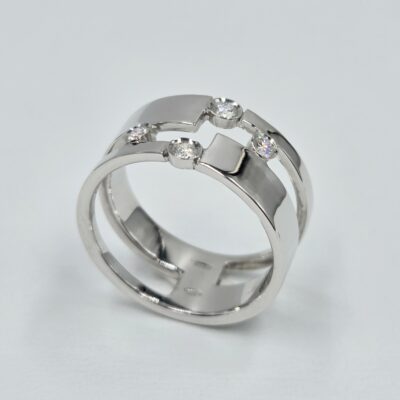 bague en or blanc ajouré avec cinq diamants sertis clos