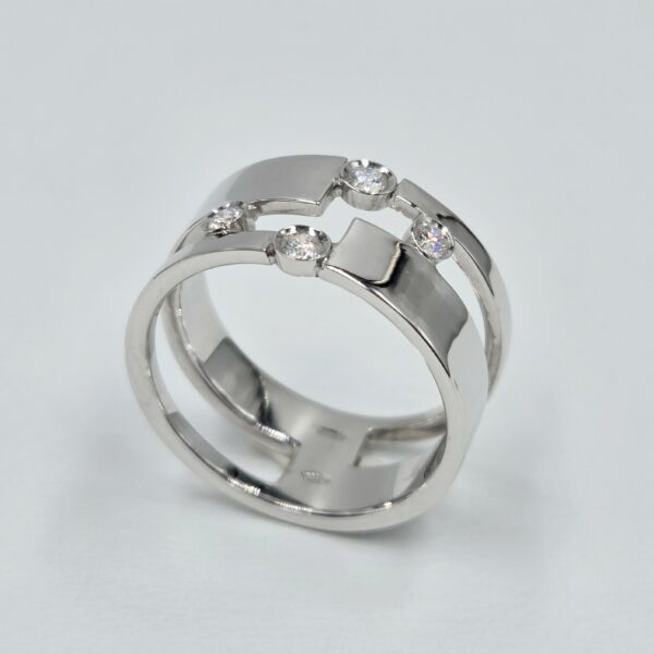 bague en or blanc ajouré avec cinq diamants sertis clos