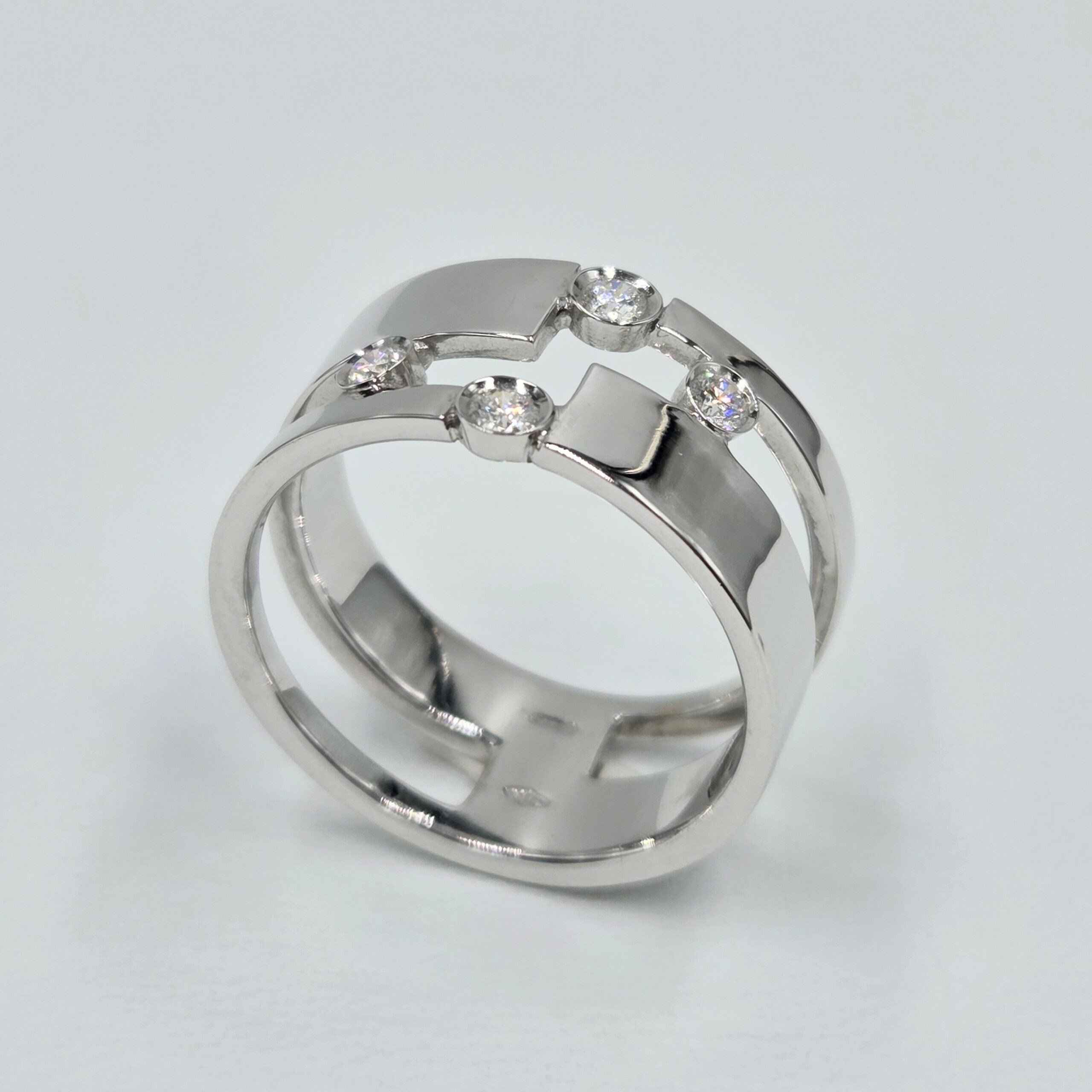 bague en or blanc ajouré avec cinq diamants sertis clos