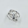 bague en or blanc ajouré avec cinq diamants sertis clos