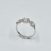 Bague trilogie en or blanc avec trois diamants ronds entourés de halos pavés