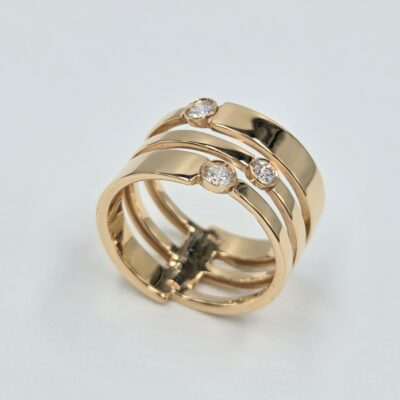 Bague en or rose 18 carats à trois rangs avec trois diamants sertis clos