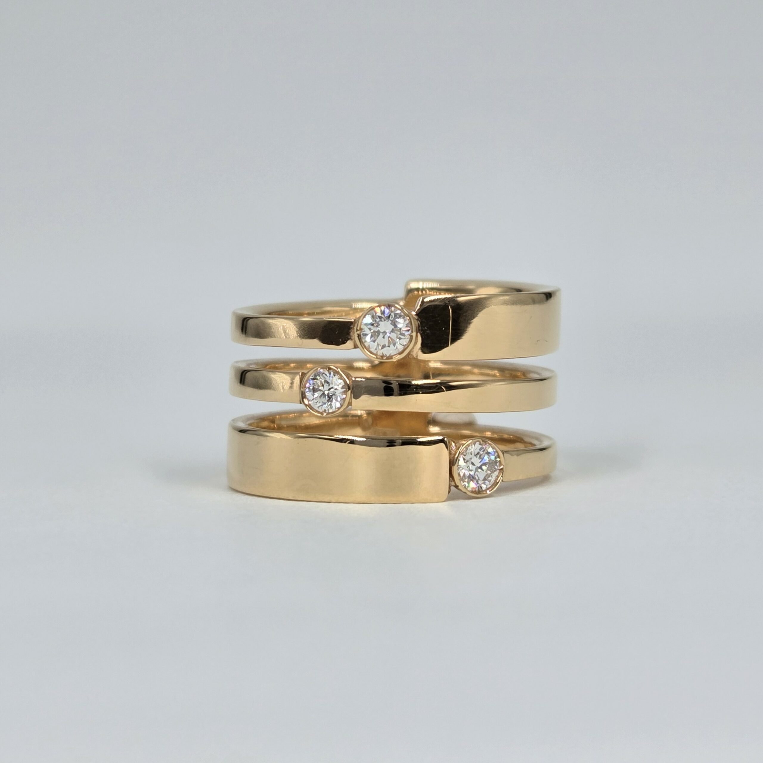 Bague en or rose 18 carats à trois rangs avec trois diamants sertis clos