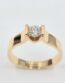 Bague en or jaune avec diamant central rond serti demi-clos