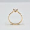 Bague en or jaune avec diamant central rond serti demi-clos