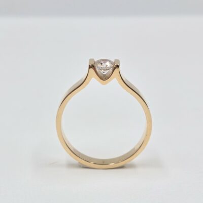 Bague en or jaune avec diamant central rond serti demi-clos