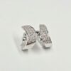 Boucles d’oreilles en or blanc pavées de diamants sur bande courbée