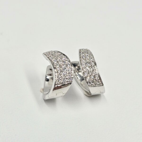 Boucles d’oreilles en or blanc pavées de diamants sur bande courbée