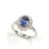 Bague en or blanc avec saphir ovale et halo de diamants, création française – vue studio fond blanc