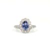 Bague marguerite en or blanc, saphir ovale bleu entouré de diamants ronds.