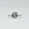 Bague en platine avec aigue-marine rectangulaire sertie clos, taille 52