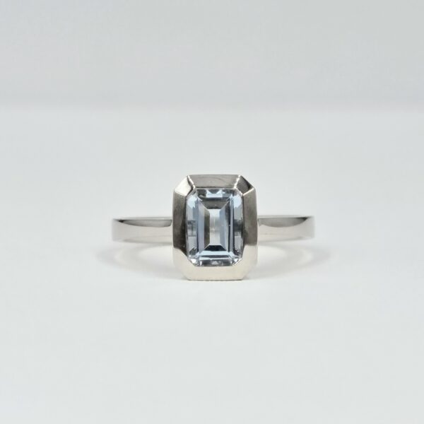 Bague en platine avec aigue-marine rectangulaire sertie clos, taille 52