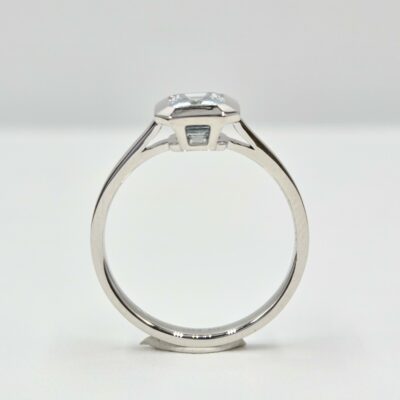 Bague en platine avec aigue-marine rectangulaire sertie clos, taille 52