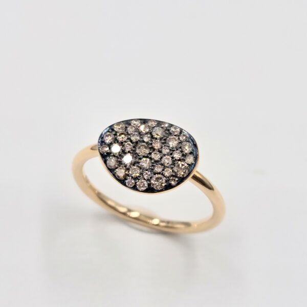 Bague en or rose 750/000ème avec motif galet pavé de diamants ronds