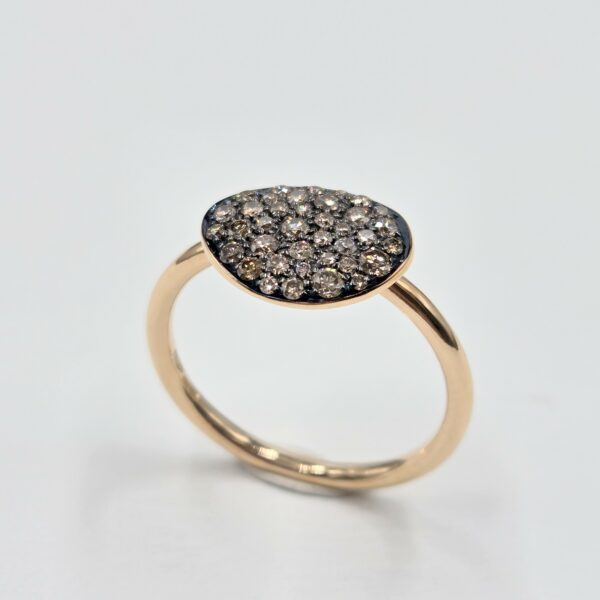 Bague en or rose 750/000ème avec motif galet pavé de diamants ronds