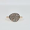 Bague en or rose 750/000ème avec motif galet pavé de diamants ronds