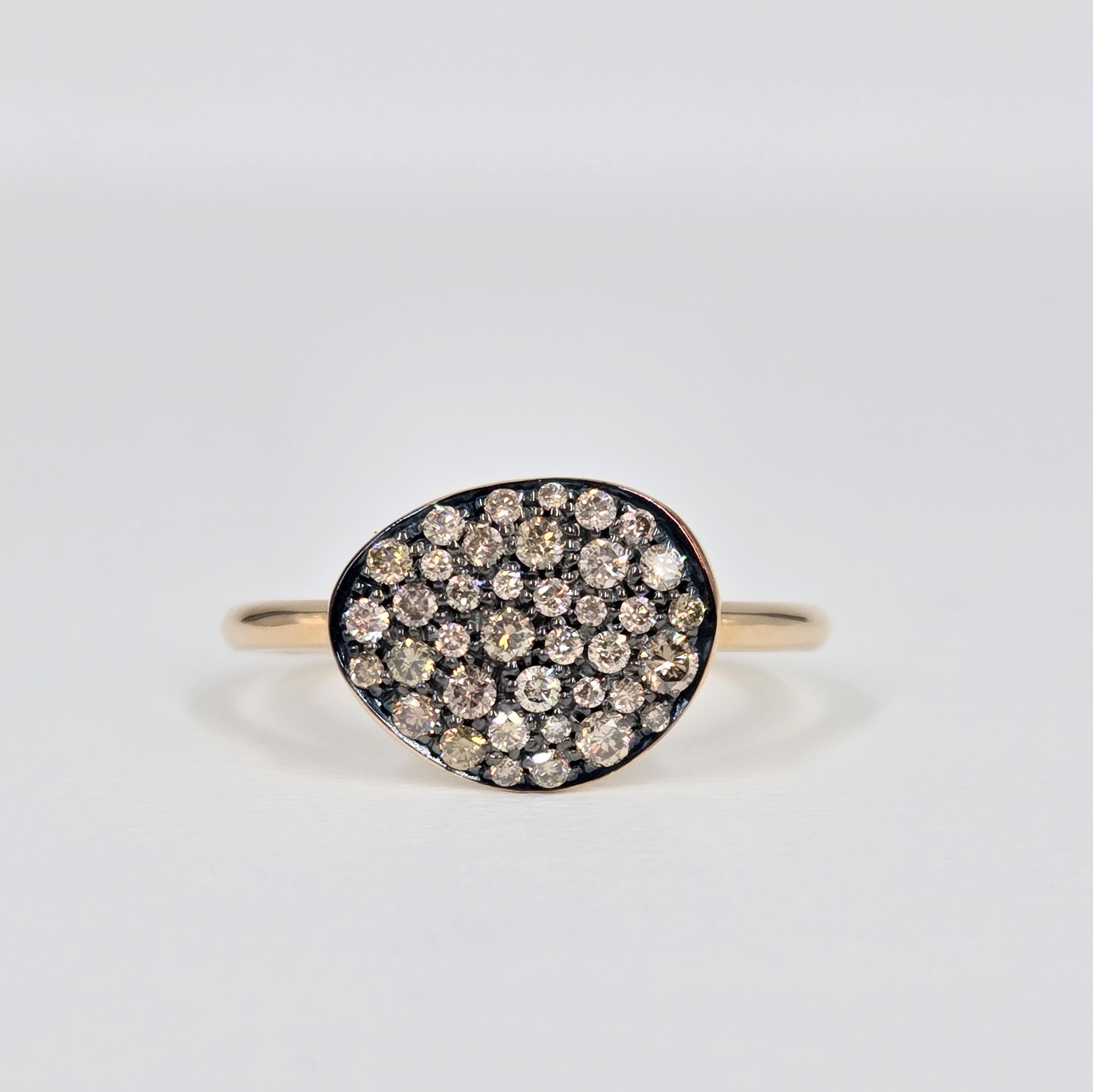 Bague en or rose 750/000ème avec motif galet pavé de diamants ronds