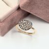 Bague en or rose 750/000ème avec motif galet pavé de diamants ronds