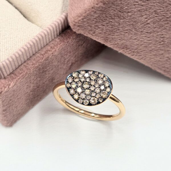 Bague en or rose 750/000ème avec motif galet pavé de diamants ronds