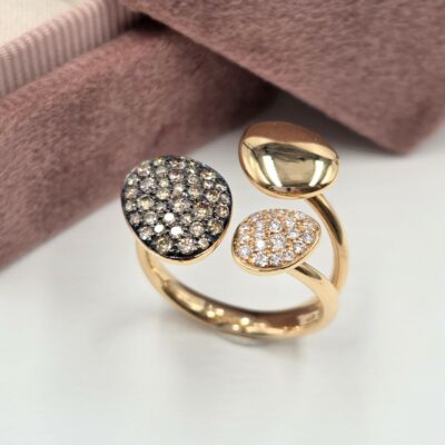 Bague en or rose 18 carats à trois motifs galets dont deux pavés de diamants.