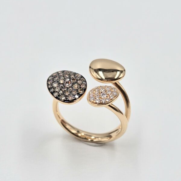 Bague en or rose 18 carats à trois motifs galets dont deux pavés de diamants.