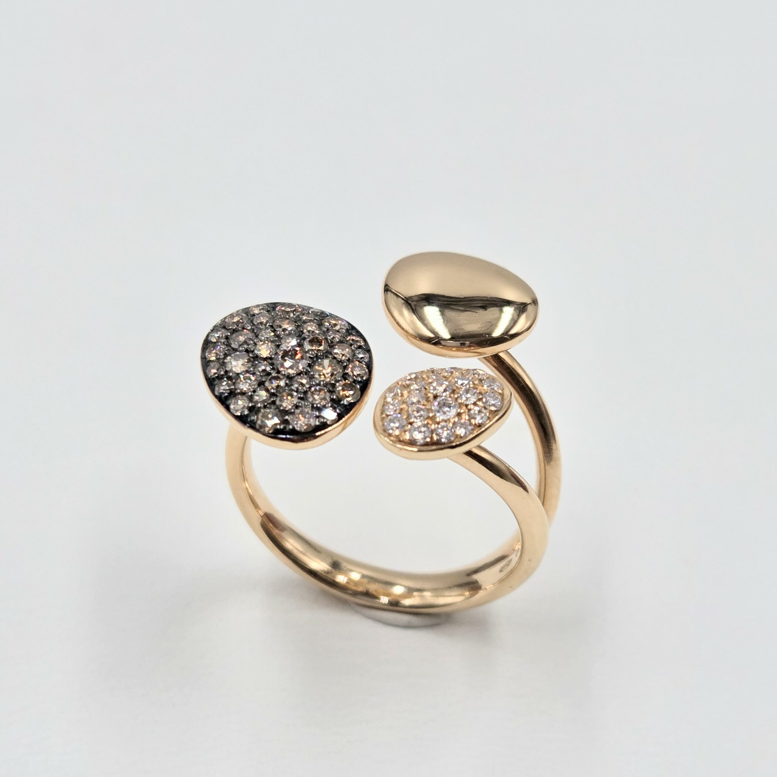 Bague en or rose 18 carats à trois motifs galets dont deux pavés de diamants.