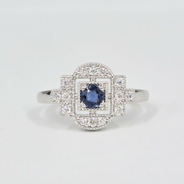Bague en or blanc palladié avec saphir bleu rond et pavage de diamants en forme art déco